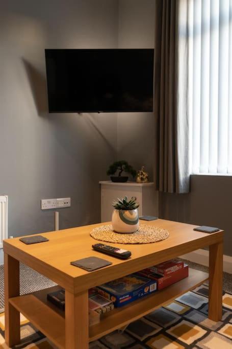 Vibrant City Centre Townhouse With Free Parking Rare Outdoor Patio Belfast Exterior photo